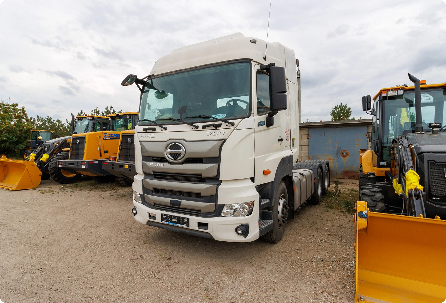 Тягач Hino 700