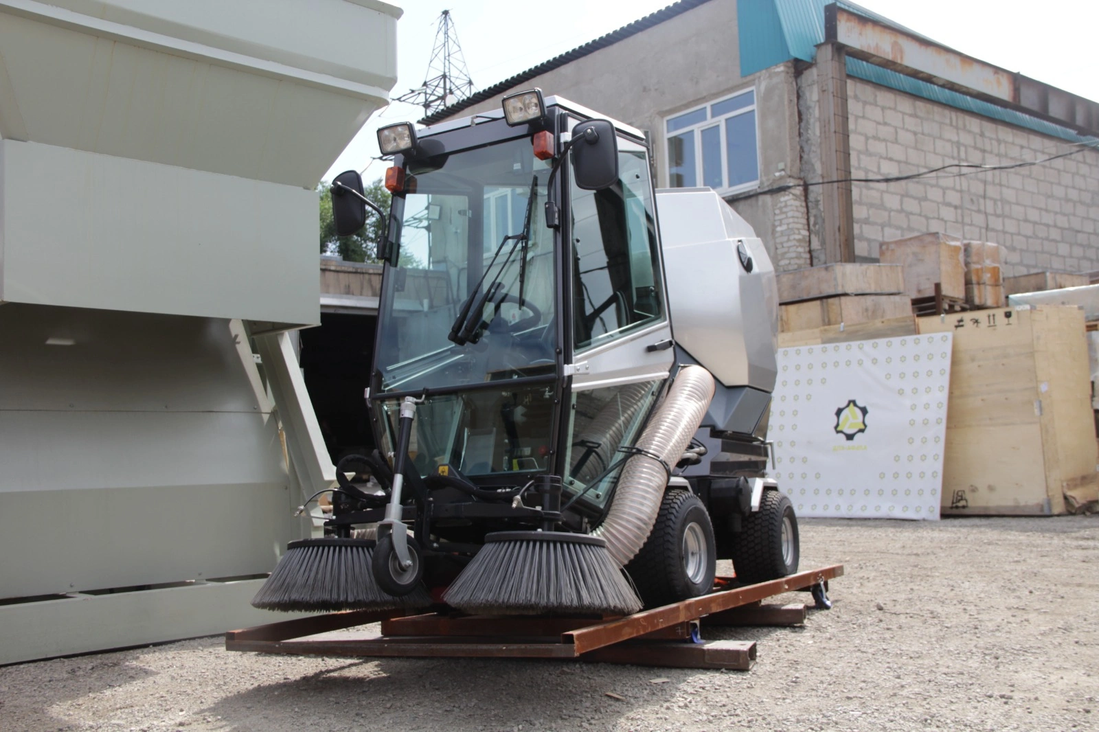 Подметально-уборочная машина